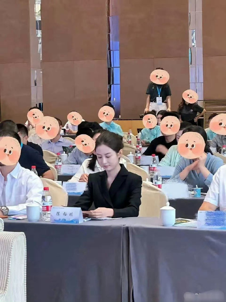 当你在体制内并且长得很漂亮​​​