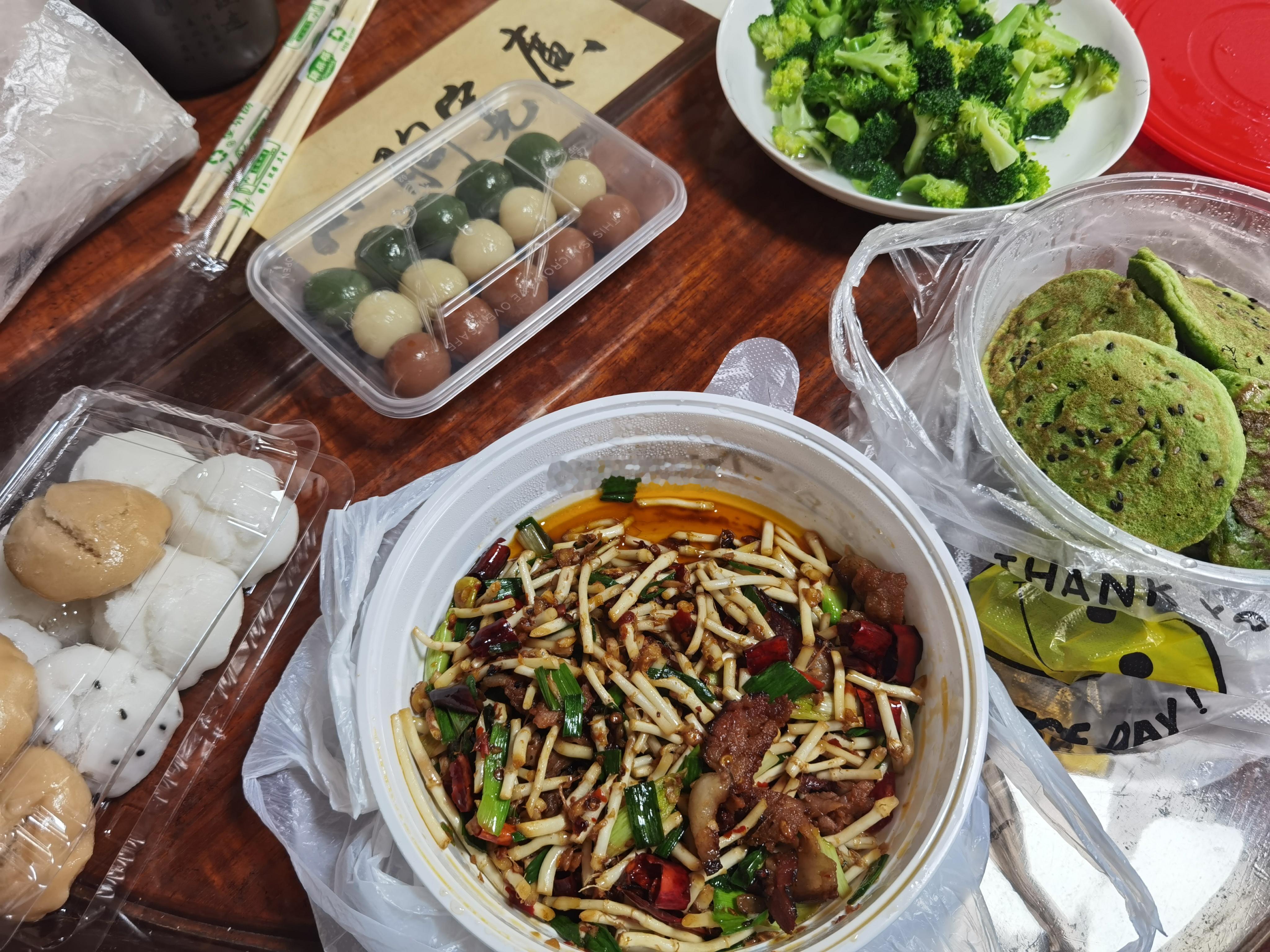 今日午餐：贵州的折耳根炒腊肉、甘肃的青稞饼、宁波象山的灰汁团、米馒头。