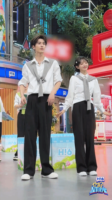 敢在张凌赫旁边穿平跟的小花没几个吧！对田曦薇的身高有了具象！原来她真的是个高妹儿