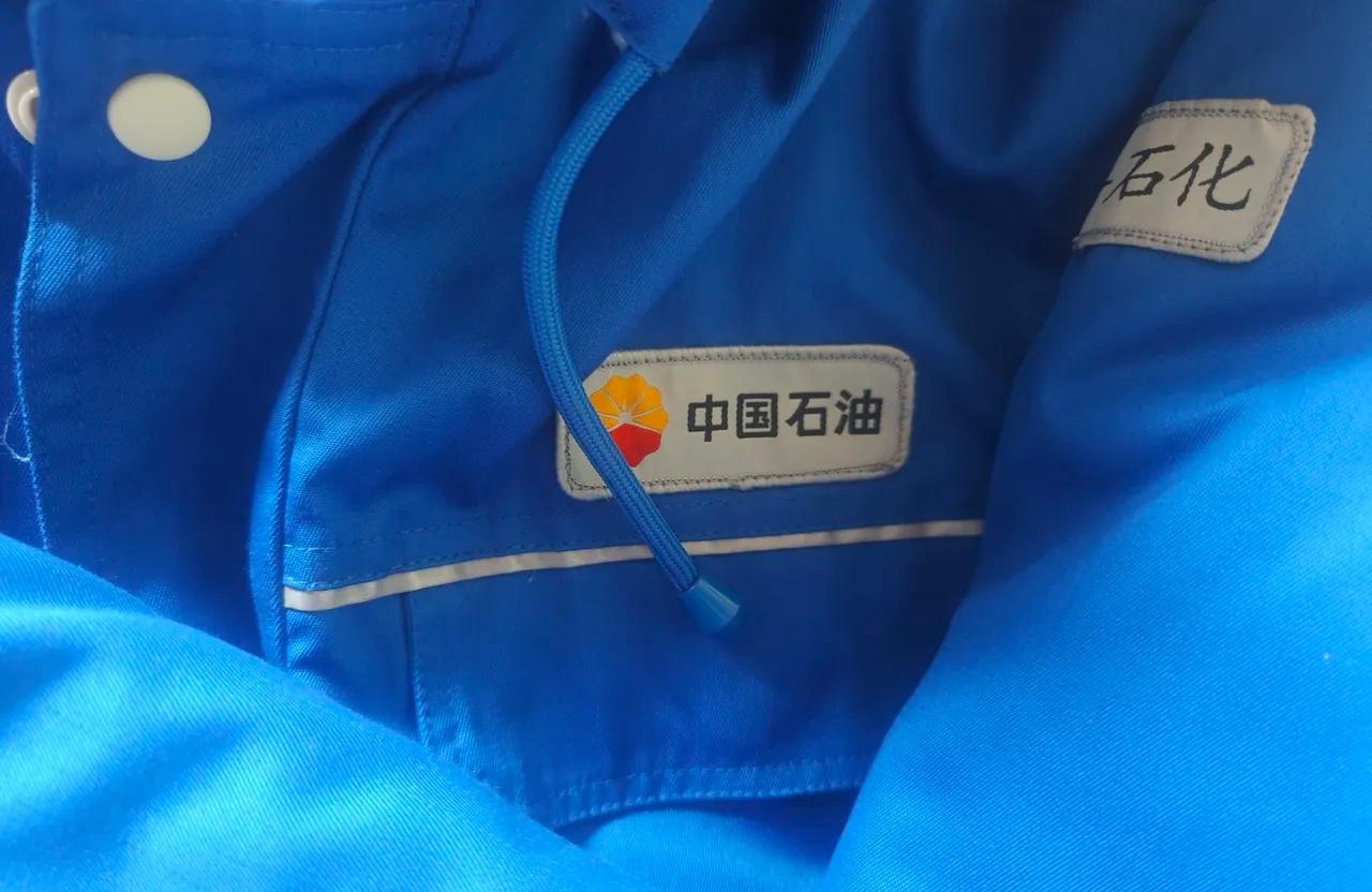 退休一年了，关系很好的一个同事，突然给我发微信，问我在不在？我说，有啥事只管说，