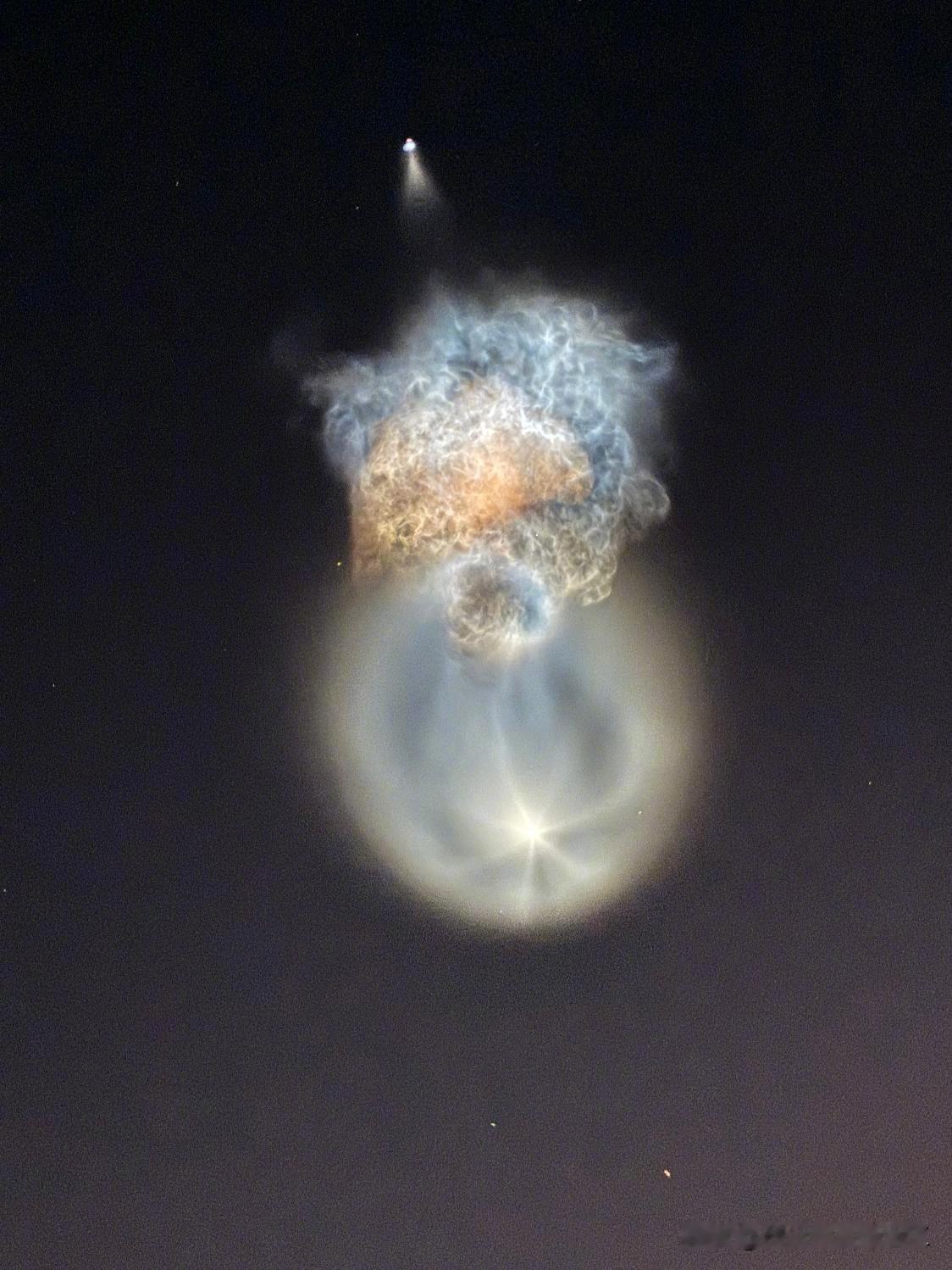 今早SpaceX猎鹰9号火箭，在佛罗里达卡纳维拉尔角发射升空，天空出现了水母云，
