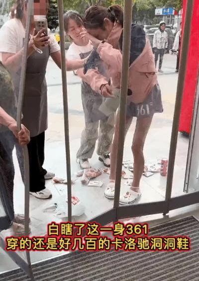 还这么年轻，说她困难吧，她全身361，脚上还是好几百的卡洛驰洞洞鞋，说她有钱吧，