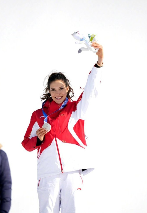 “谷爱凌1个项目收入1墩1蒂娜”是网友对她连续两届冬奥会相似庆祝动作与商业价值的