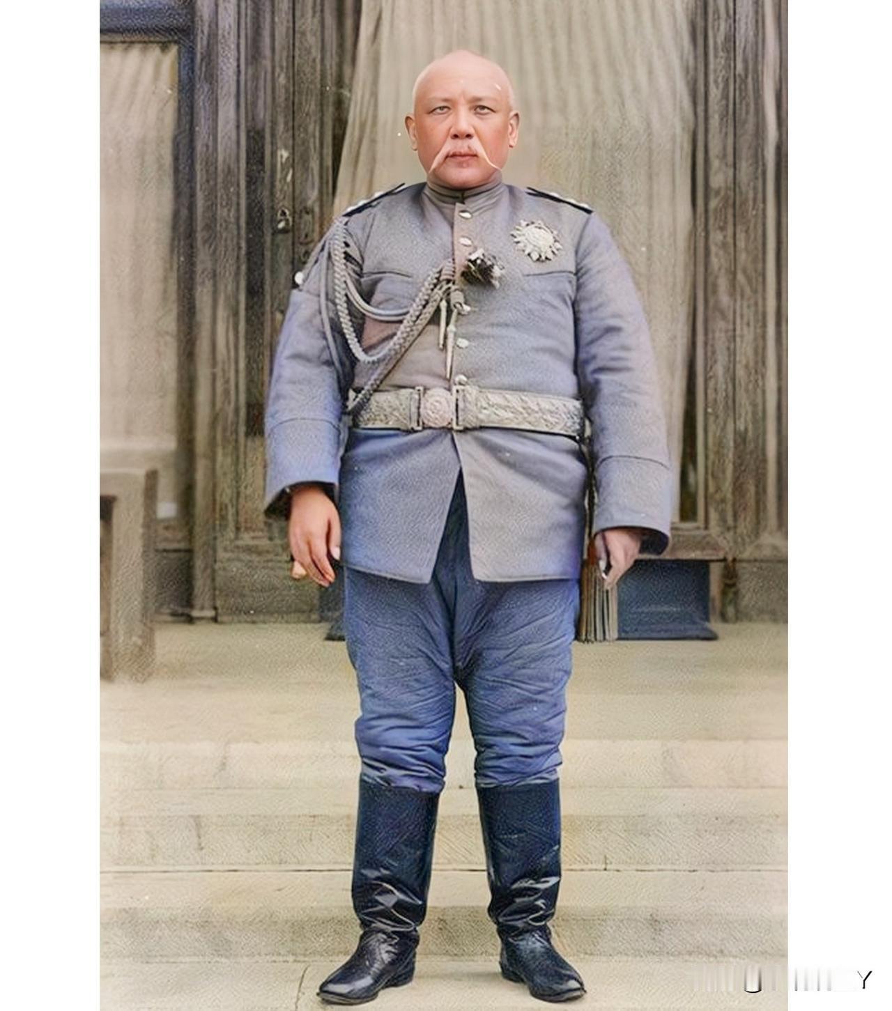 一九一三年，北京，一身戎装的袁世凯，时年五十四岁。强调这并非演员所扮演，而是货真