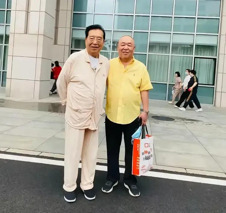 87岁著名歌唱家李双江在医院露面，疑似疗养，整个人精神矍铄，状态尚佳！6月2