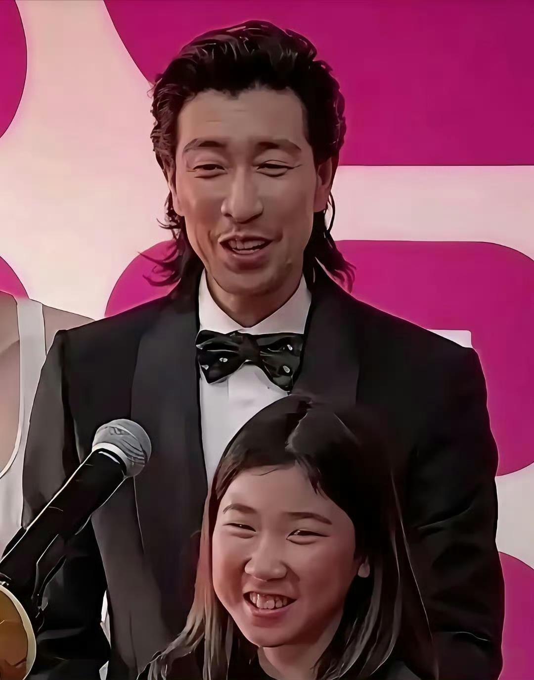 王千源：闺女，刚有人跟我说咱俩笑起来像复制粘贴，连咧嘴的角度都一模一样。女儿