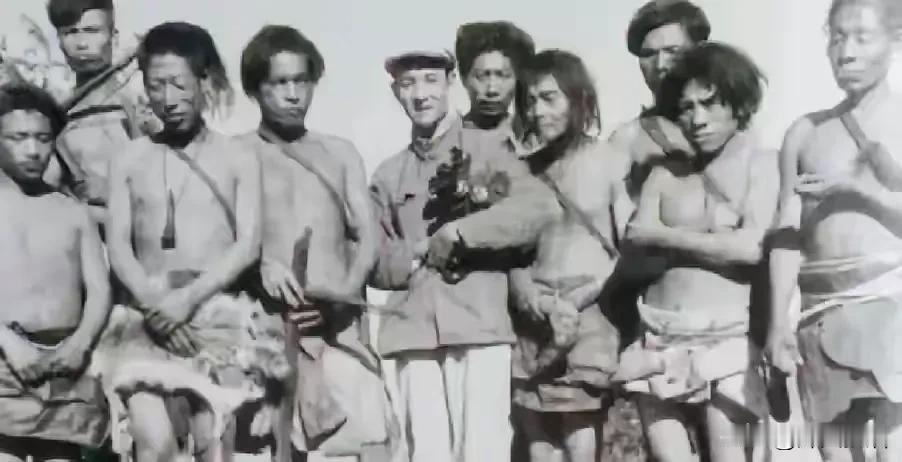 这事儿说来挺让人感慨的。1950年代，解放军在云南哀牢山深处发现了近四万苦聪人，