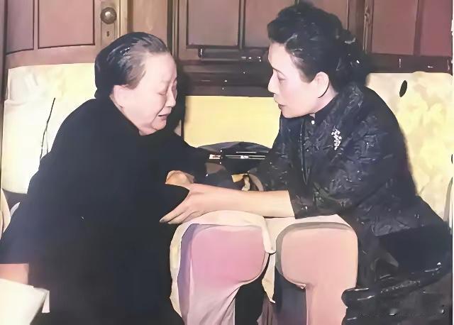 大文豪胡适夫人江冬秀和宋美龄同框合影。1962年，胡适突然就去世了，有人说他
