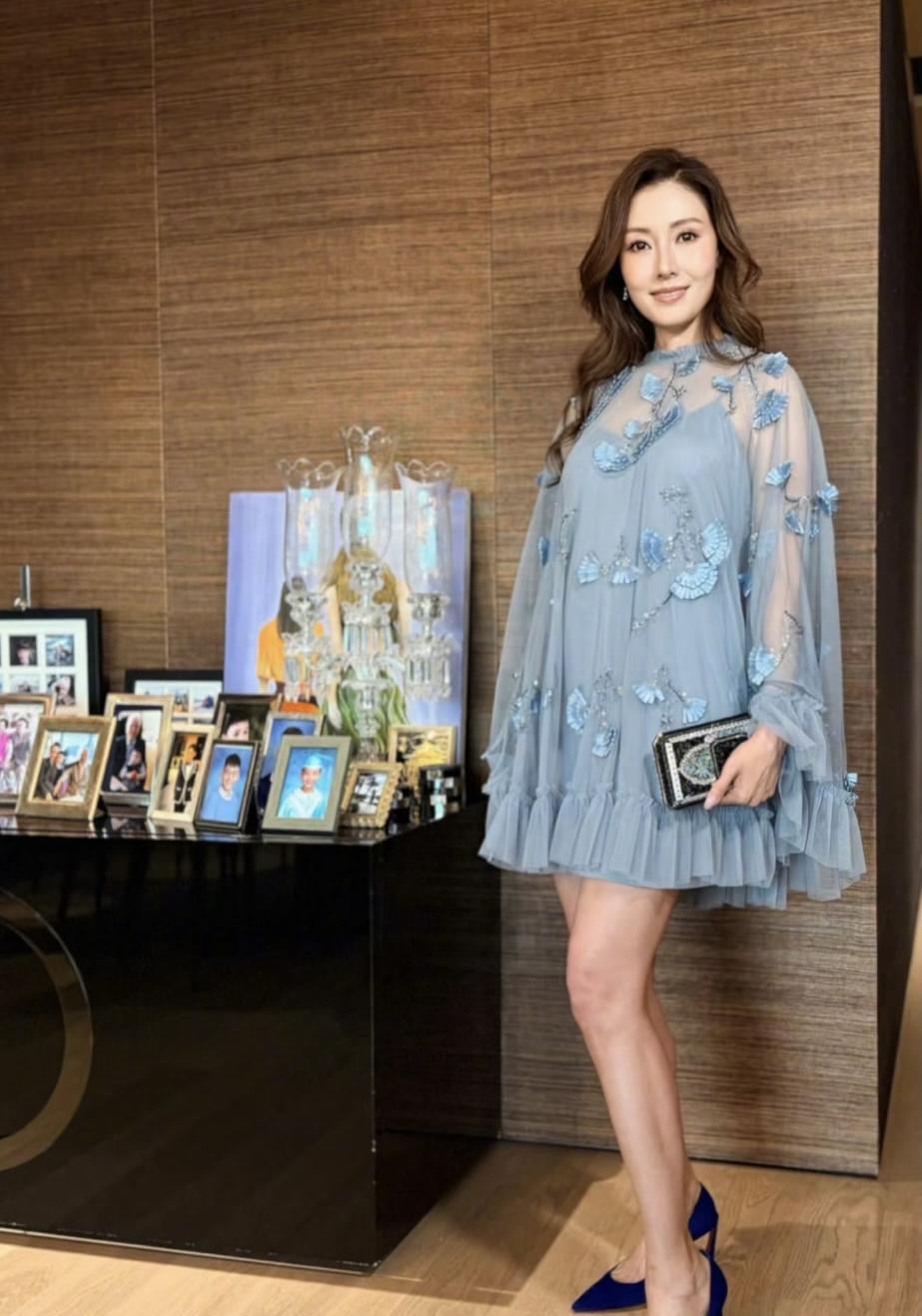 李嘉欣中秋节晒照，穿的像个孕妇！李嘉欣的衣品不好是出了名的，中秋节这天她穿了件