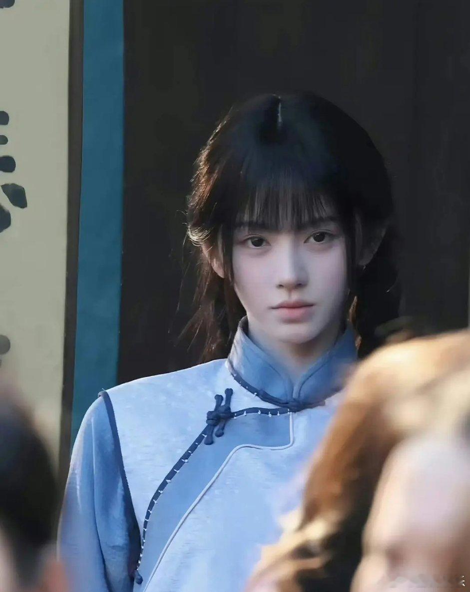 鞠婧祎这造型也开始整田曦薇的齐刘海了