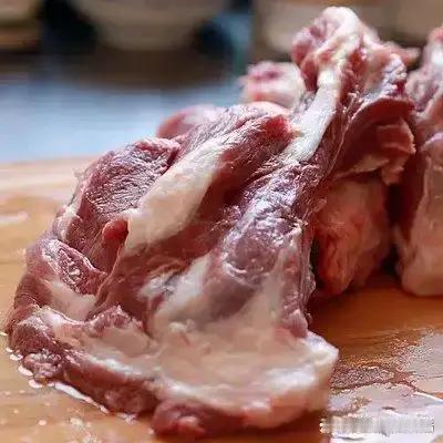 悄悄的告诉你们一个事。以后别买排骨了，想吃骨头肉，就买哈拉巴，这块肉是真好吃，比