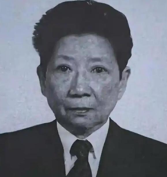 1994年，孔令伟去世，其姐孔令仪为她脱去男装，换上旗袍，画上淡妆，随后低头啜泣