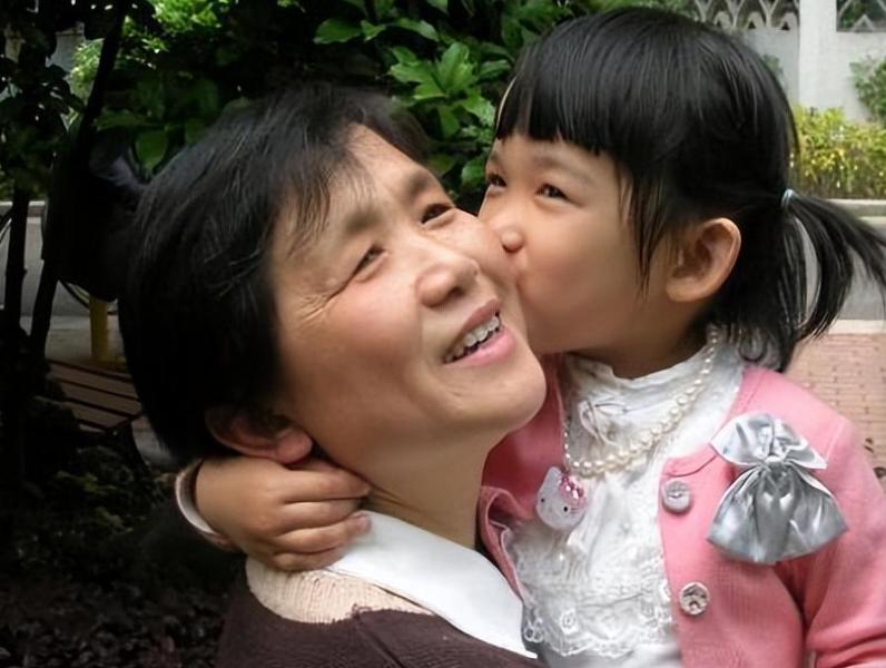 婆婆退休不帮忙带娃，每月给儿媳2000块，如果是你能接受吗？昨天下楼遛弯，看到