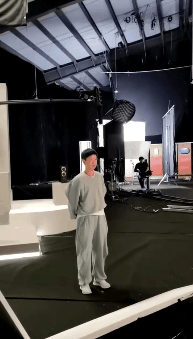 每次莎莎一出商务现场，大家的注意力都不在她身上，反倒都在找同一个人。说白了，就