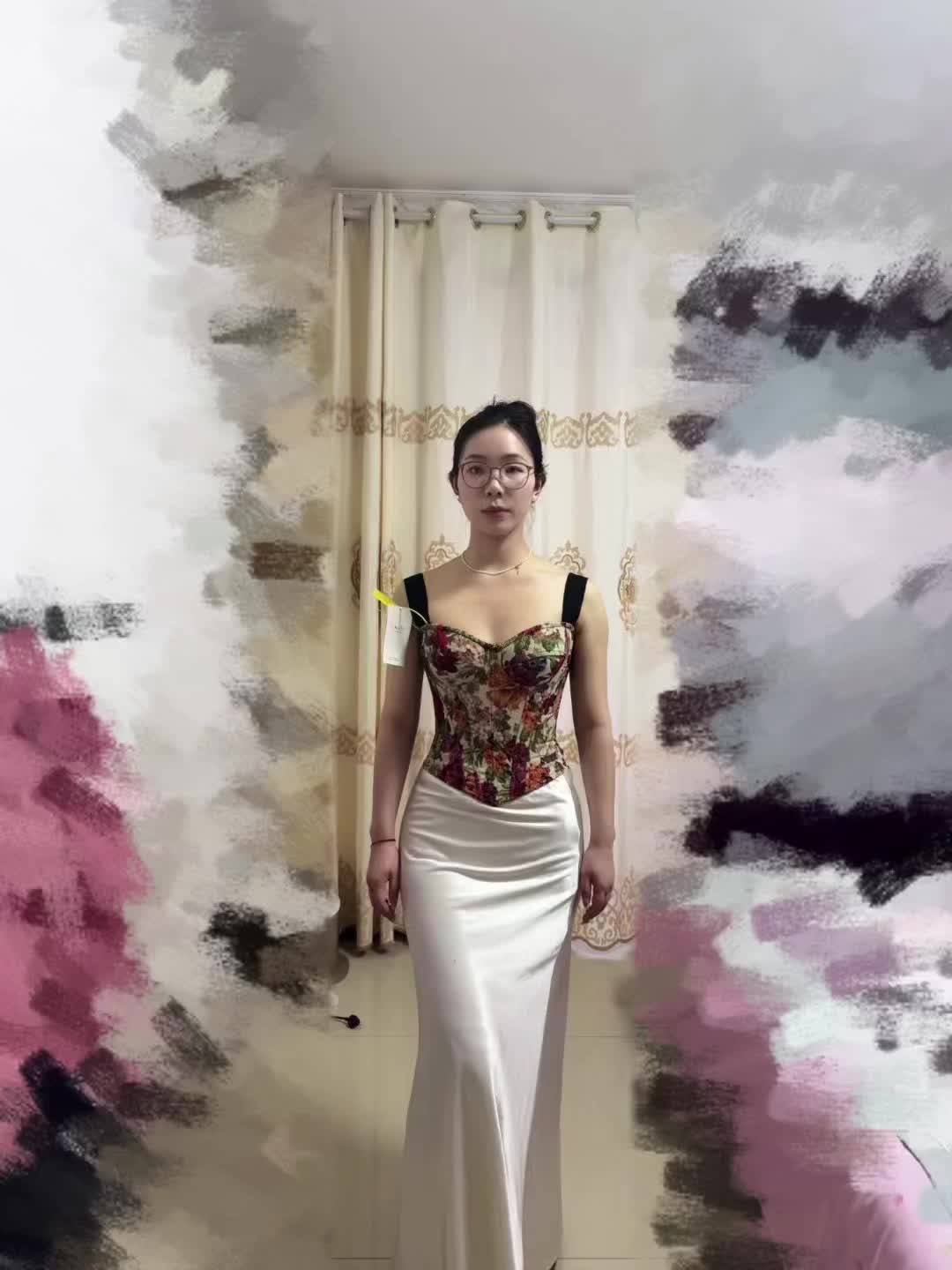 新买的衣服嘿嘿