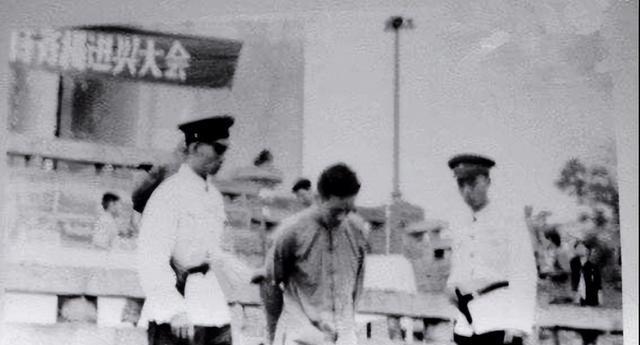 1949年12月，特务杨进兴自知罪孽深重，带着妻女躲去了南充。路上，他碰到几个农