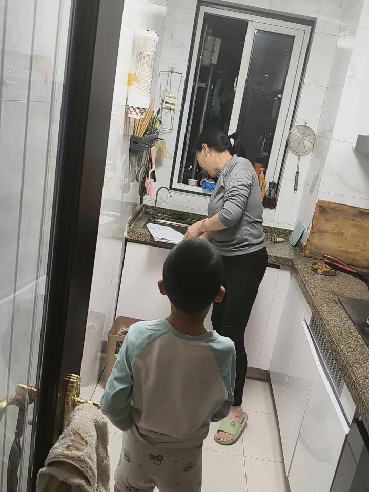 “妈妈心里烦”，7岁儿子一句话让无数宝妈破防：懂事得让人心疼……今晚，我被7