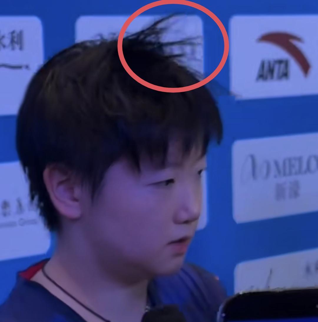 估计现在全网最懵圈的就是孙颖莎了刚打完比赛头上都是汗，顺手抓了抓头发，结