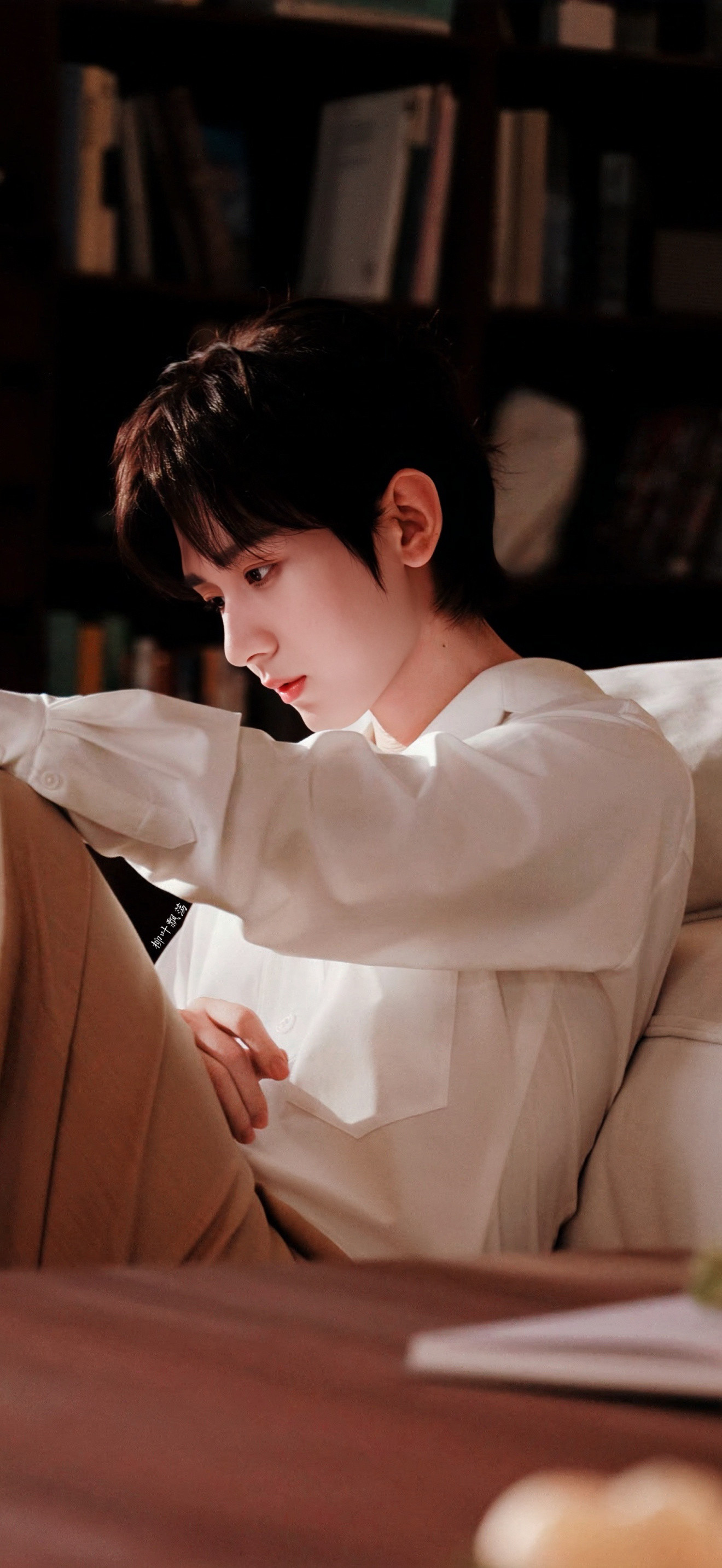 真的是惊为天人的帅绽家太会拍了，放大成毅的美貌更加让人赏心悦目