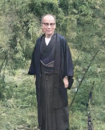 1950年，胡兰成受邀前往北京当官，可当他兴冲冲的走到半路时，却突然想起自己是个