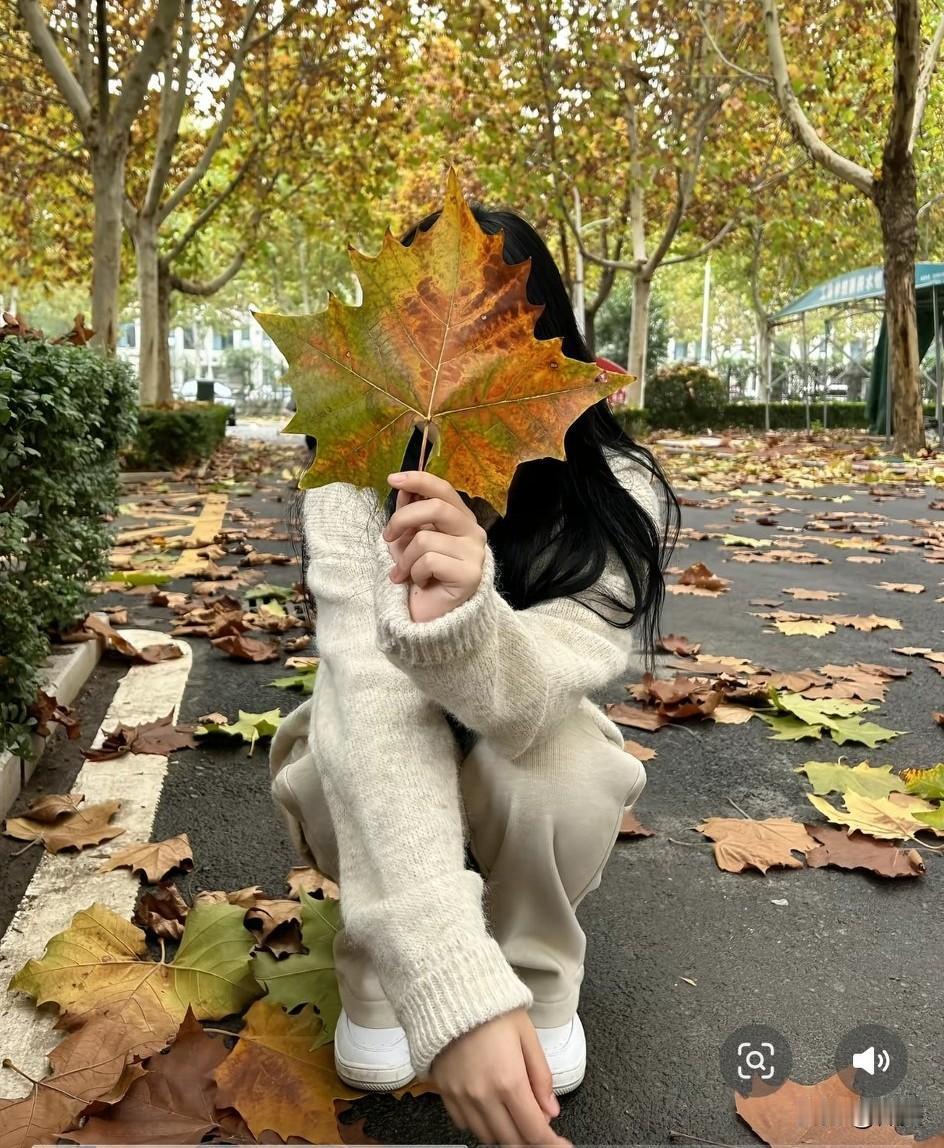 中午儿媳妇回家吓我一跳。她下班一进门,二话不说就抱住我。我摸了她额头一下,不