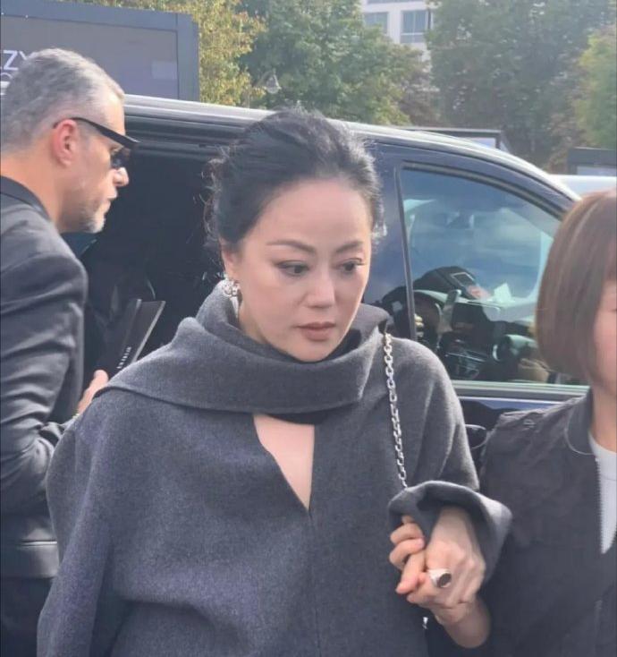 60岁章小蕙生图显年纪，然衣品出众气质佳，无美颜滤镜加持，真实且魅力不凡。​​