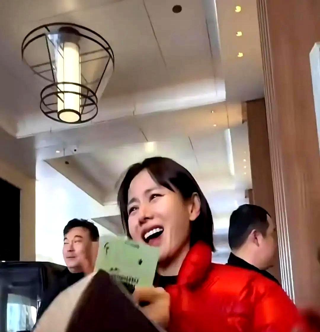 孕肚快掉出来了，他还在捡鞋带首尔林荫路，玄彬弯腰给孙艺珍系鞋带的照片昨晚刷