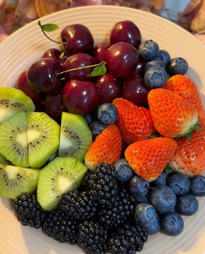 女子在网上吐槽，婆婆来住，不管我买多少零食水果放客厅，她愣是一口不动，早上摆啥样