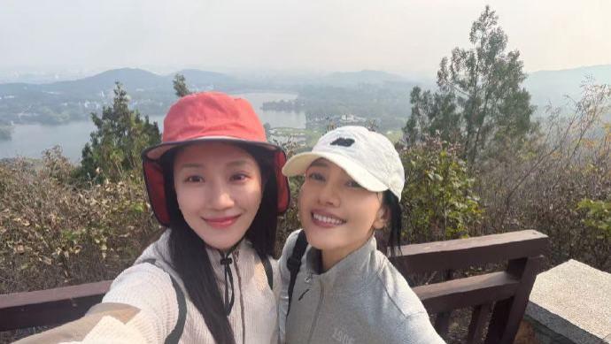 不修图不磨皮! 高圆圆菅韧姿爬山原图曝光, 内娱松弛感天花板