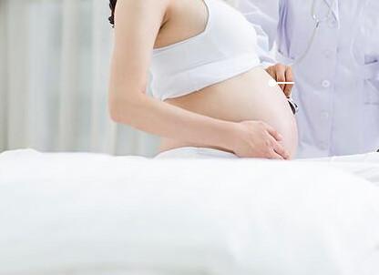 男宝宝刚一生下来, 护士不敢给宝妈看, 宝妈知道实情瞬间落泪了