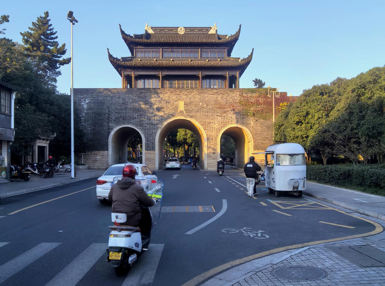 苏州之行第十站:巷陌藏幽，明韵留痕——艺圃寻踪记。晨光漫过苏州老城的檐角，带着