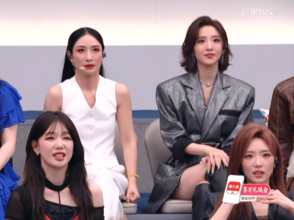 陶昕然唐艺昕坐在一起哈哈哈哈哈我不中了，安陵容和祺贵人坐一起，安小鸟你头咋这么扁