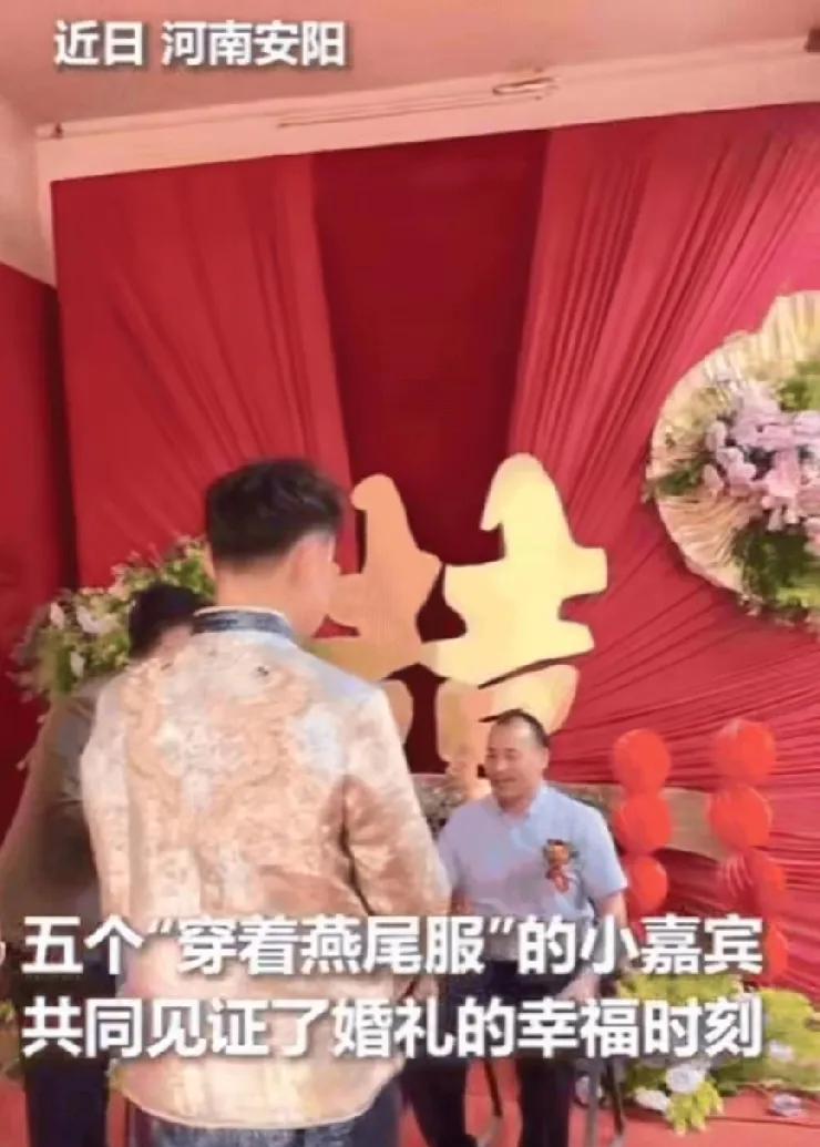 太巧合了吧！河南安阳，一对新人正举行婚礼，突然，摄影师发现屋顶角落，有一团黑乎乎
