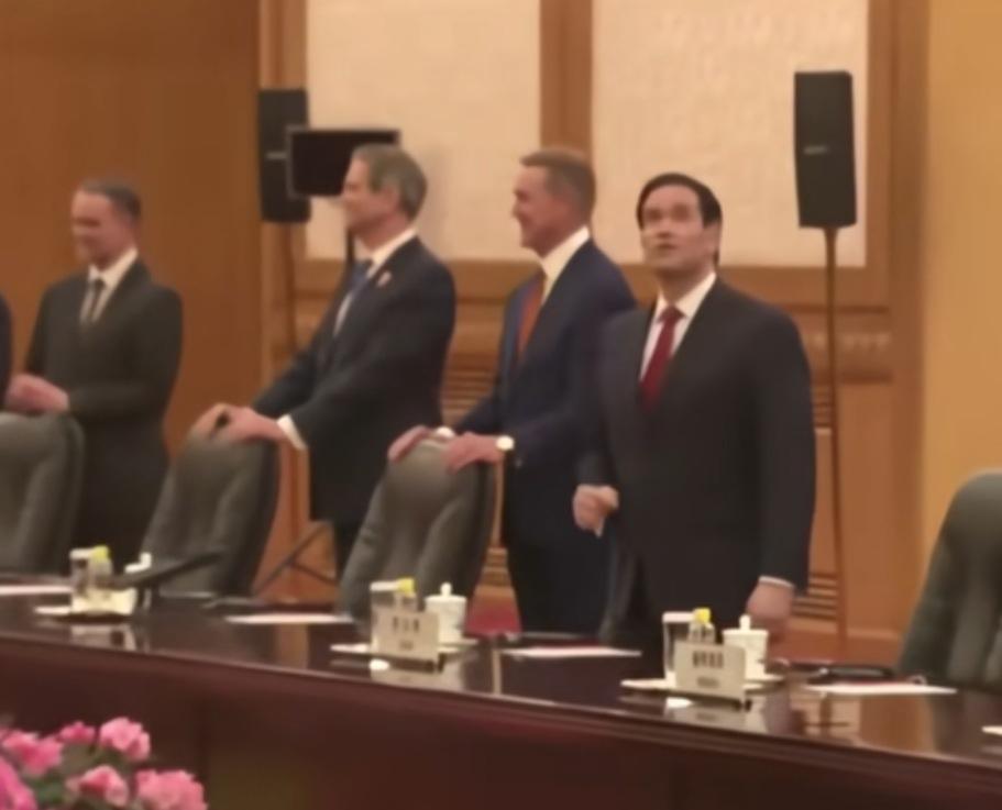 卢比奥进了人民大会堂，像刘姥姥进了大观园，太好玩了。卢比奥来到人民大会堂，比其