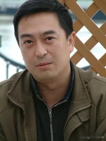 张嘉译曾经接受采访说，主持人问，在家里是一个什么样的男人？是西北男人，大男子主义