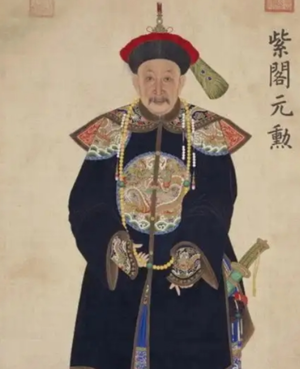 一次打猎时，侍卫救了乾隆的命，乾隆喘息着，感激地看着这个侍卫：“你想要什么赏赐啊