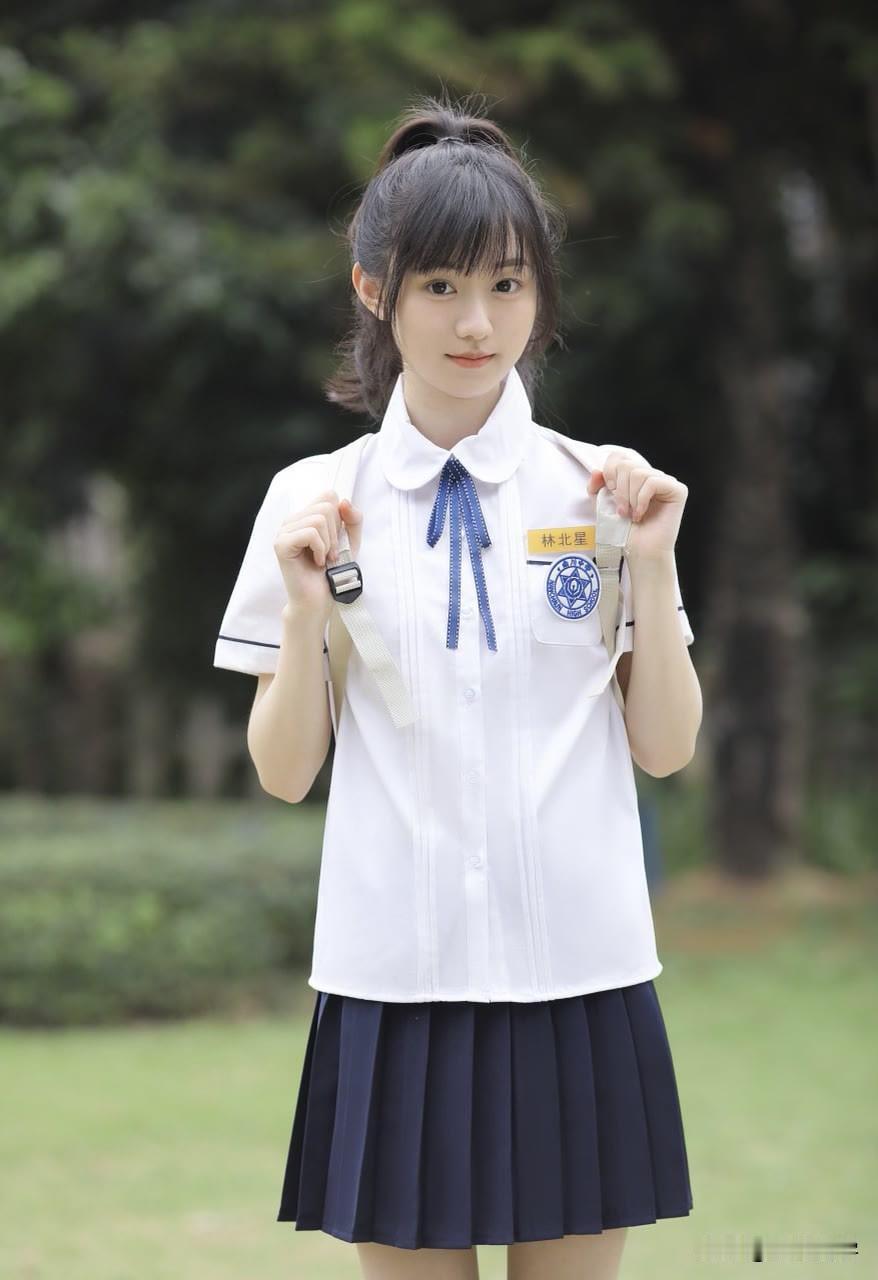 一个穿校服的女孩在微笑。墨笙紫澜紫色系校服