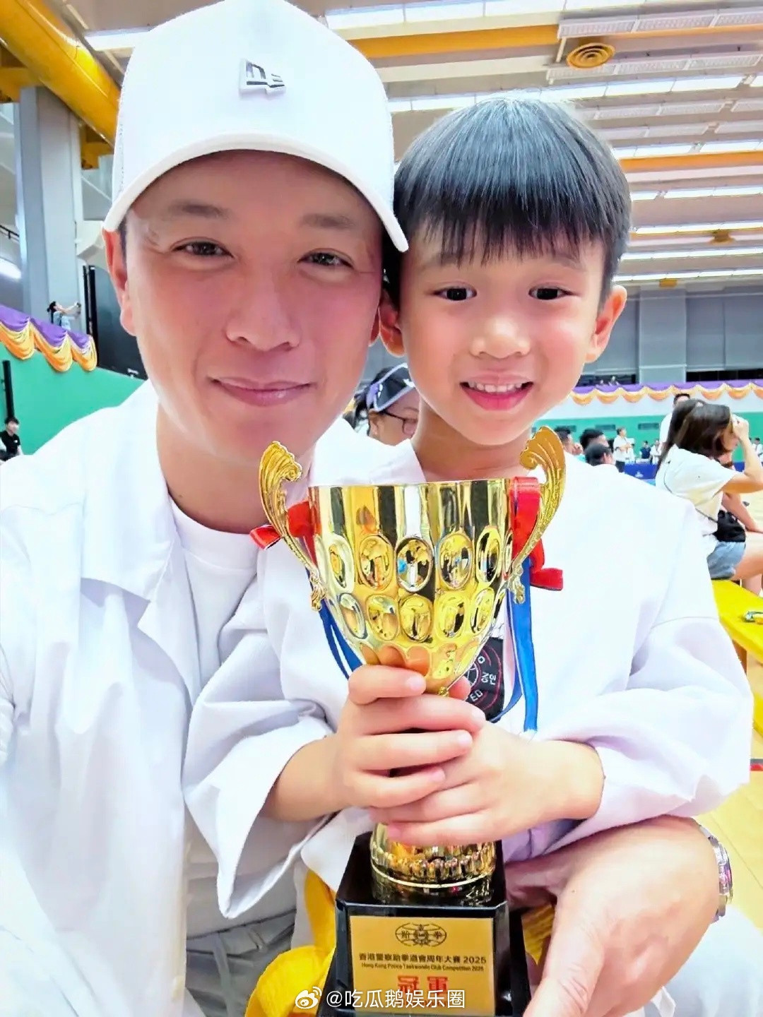 胡杏儿老公李乘德带着6岁二儿子去参加跆拳道比赛，第一次参赛，就拿到了冠军奖杯，李