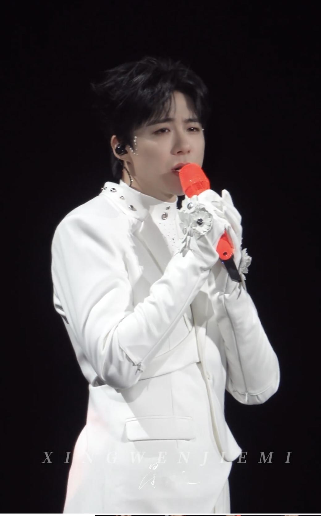 1秒摘耳返稳唱全场！刘宇宁耳返爆音救场，实力与健康引双重视角2025年12