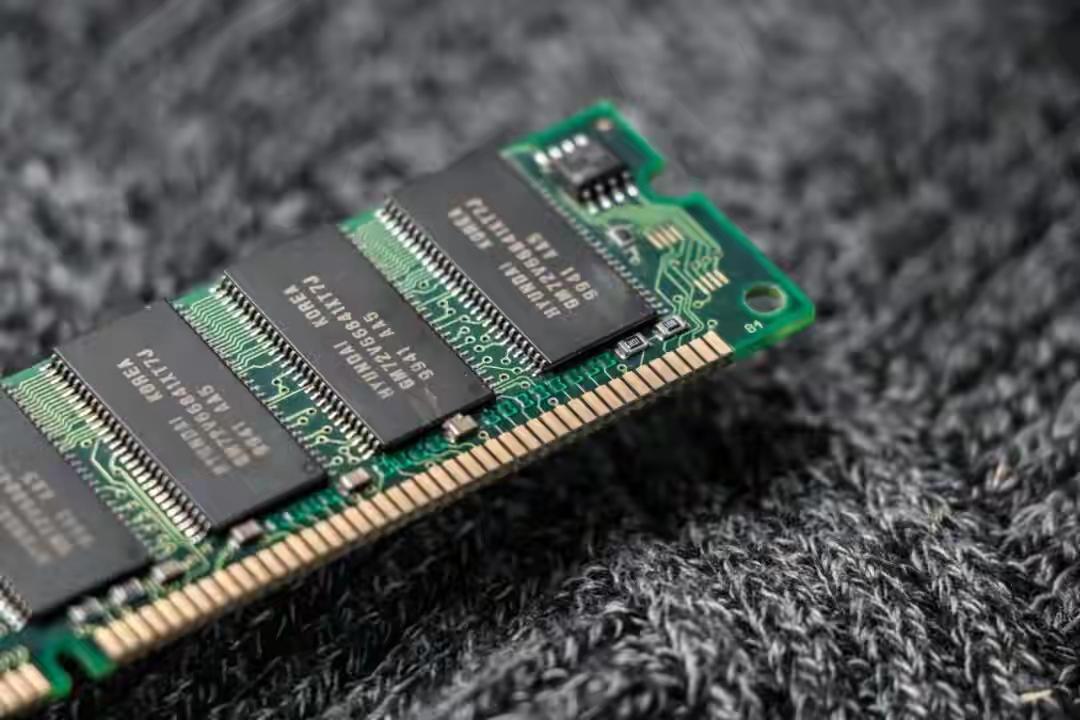 内存条，涨得比金条还快——当“电子黄金”开始按克卖，我们到底在为什么买单？