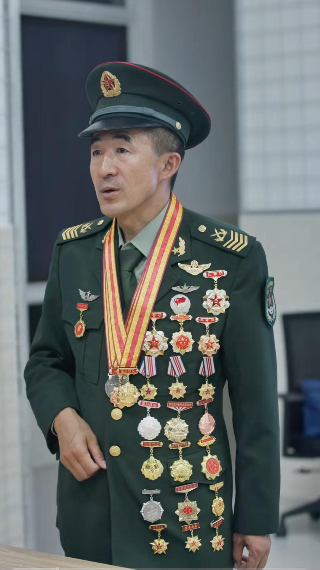 穆永厚，山西朔州人，原陆军某部一级军士长、直升机空中机械师。更抓人的是这组数字，