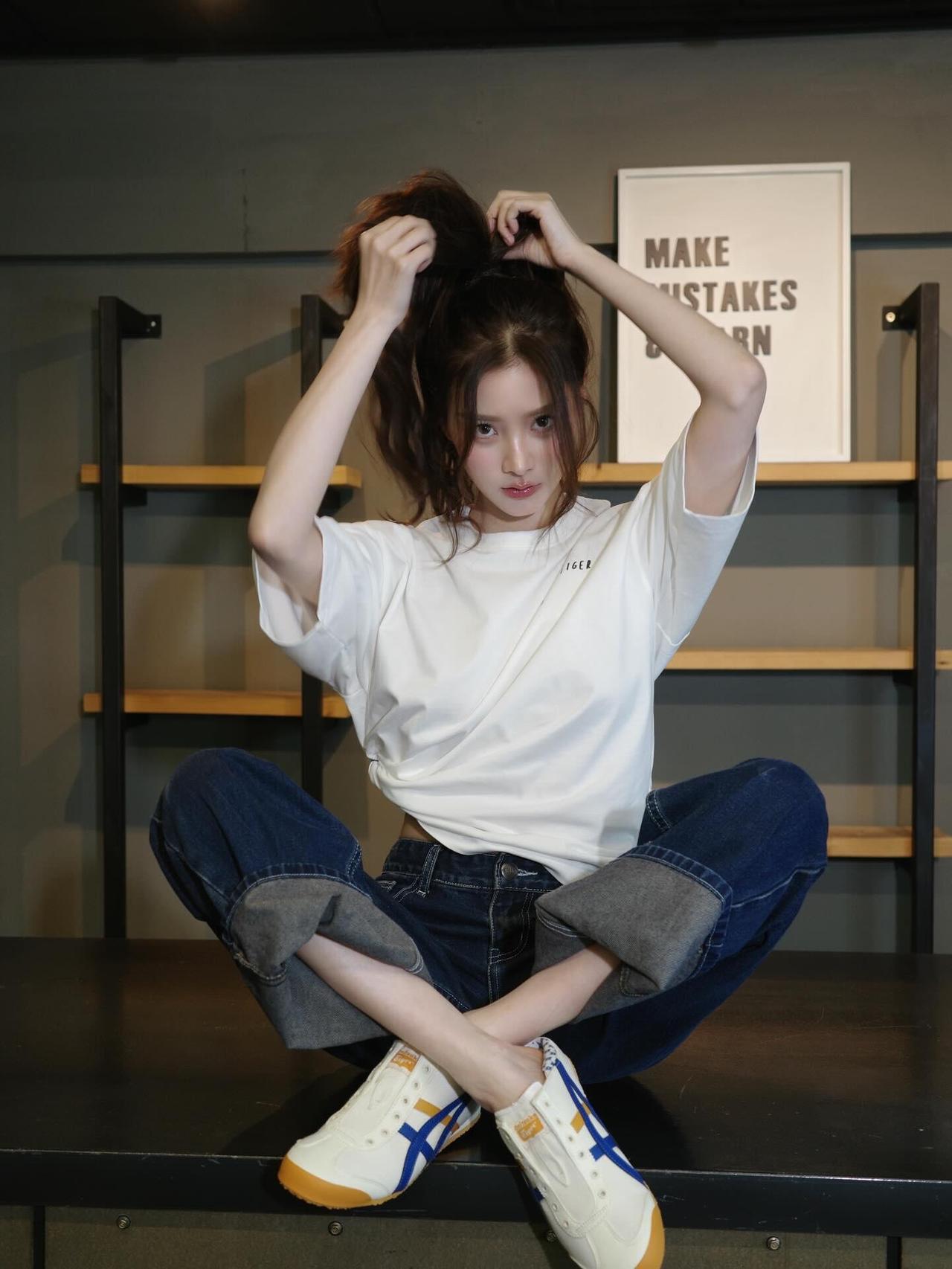 小水街拍，白T恤配牛仔裤也很好看！oversize白T带着随性松弛感，背后的