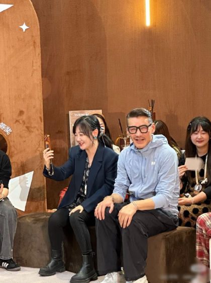 胡兵薛佳凝坐在一起有一种不在这个年代的美