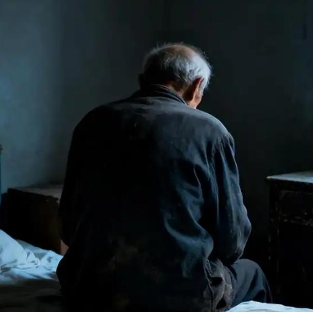 北京，一位老大爷和儿子向来关系不好，但想到儿子儿媳每月要还7000多元房贷，20