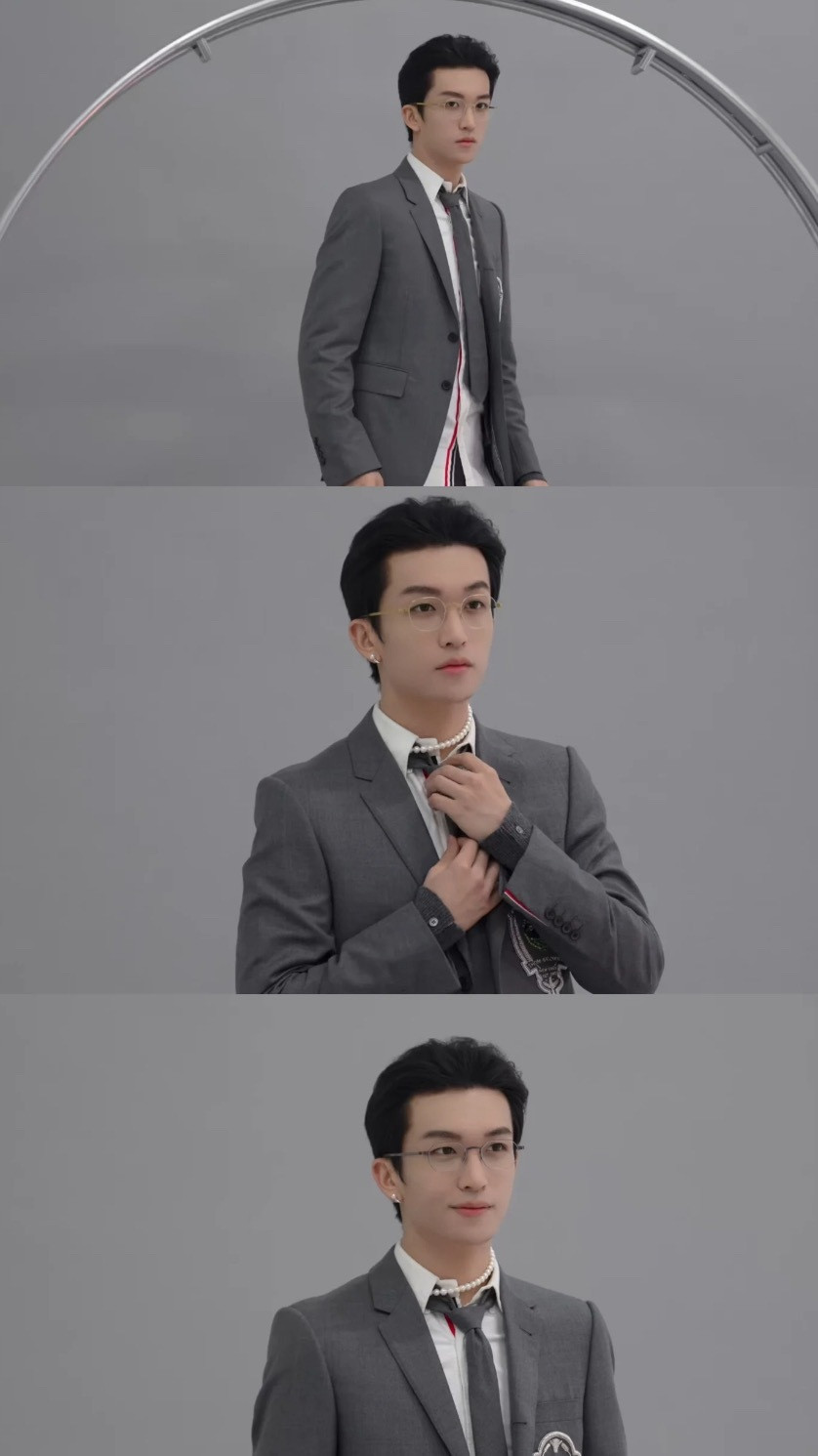 将头发梳成大人模样的小黄总哈哈哈哈！也是蛮帅的