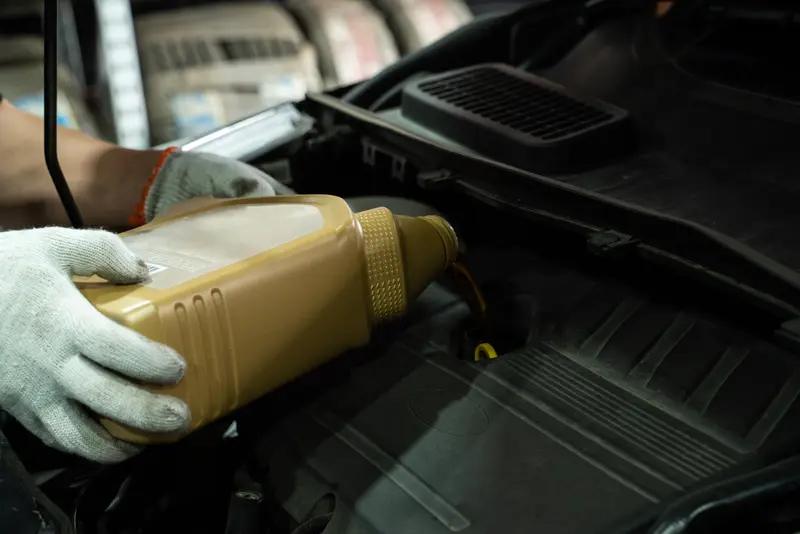 半合成机油的更换时间得看多种情况。在国内多数城市，一般每7500公里或者9个月换