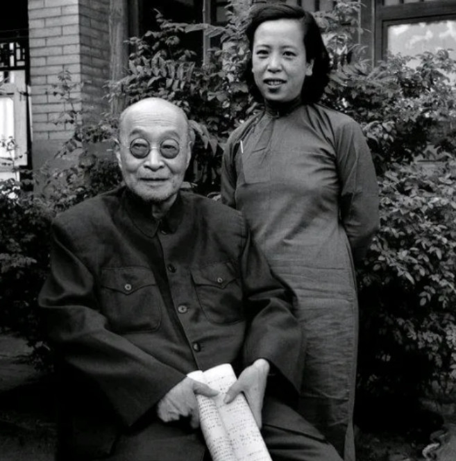1923年，张宗昌小妾生病，请来名医施今墨。施今墨刚要写药方，却突然停下。张宗昌