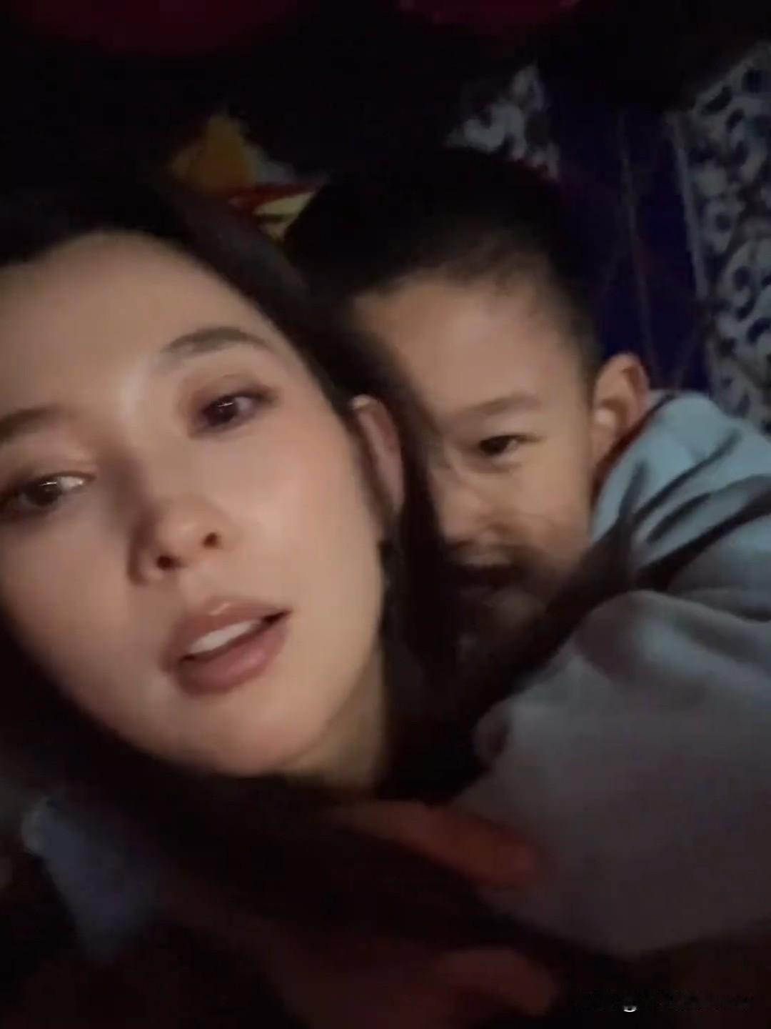 近日，汪峰现任女友森林北更新vlog，她带着儿子去新疆游玩，母子两人住在当地牧民