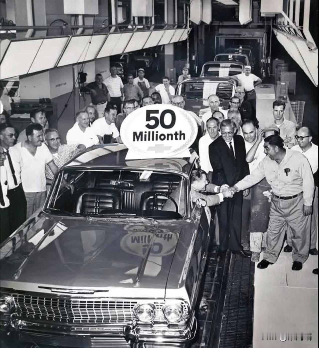 这张照片记录了第5000万辆雪佛兰汽车下线的历史性时刻。1963年款