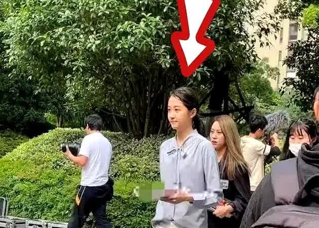 救命！被关晓彤素颜惊艳到了！我表姐当安检员，大清早遇上赶航班的她